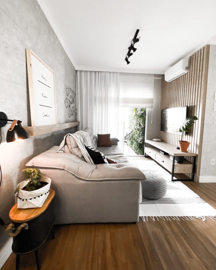 El apartamento muestra una decoración con una mezcla urbana y minimalista.