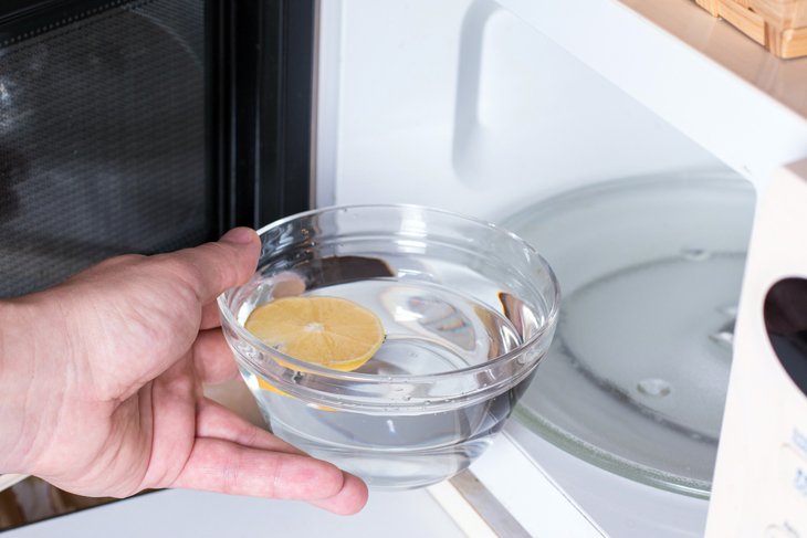 6 consejos rápidos y seguros sobre cómo limpiar el microondas