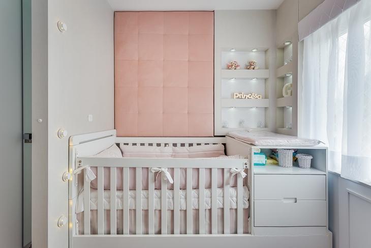 ¡Apasionado!  Vea la decoración de esta habitación para bebés en tonos de gris, rosa y blanco