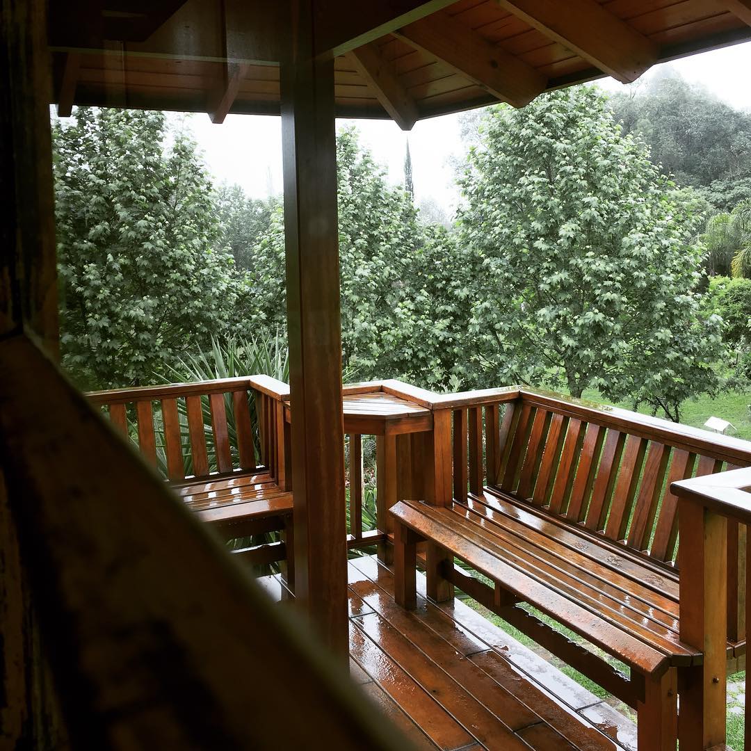 70 inspiraciones de balcones de madera para aplicar en su hogar