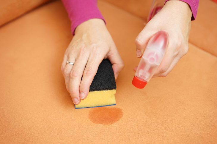 Cómo limpiar un sofá: trucos inteligentes para una limpieza óptima de tu tapizado