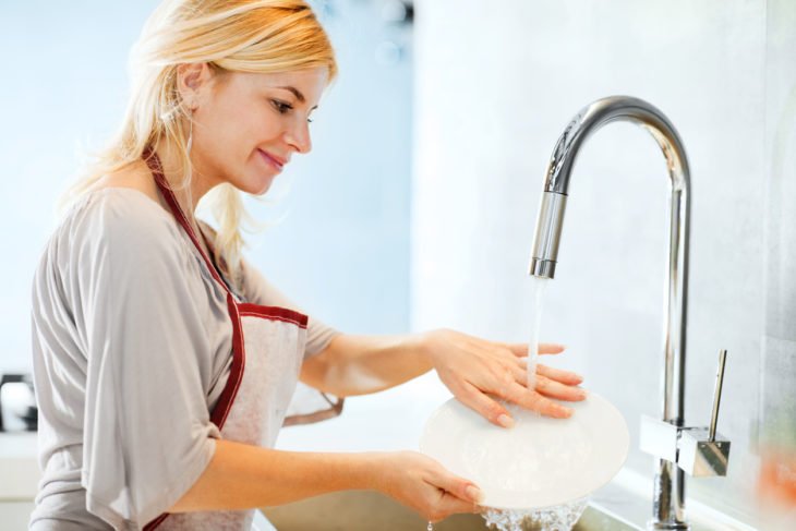 10 consejos para lavar los platos de forma más rápida y sencilla