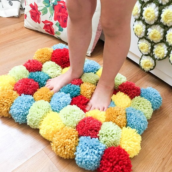 40 inspiraciones y tutoriales para hacer tu propia alfombra con pompones