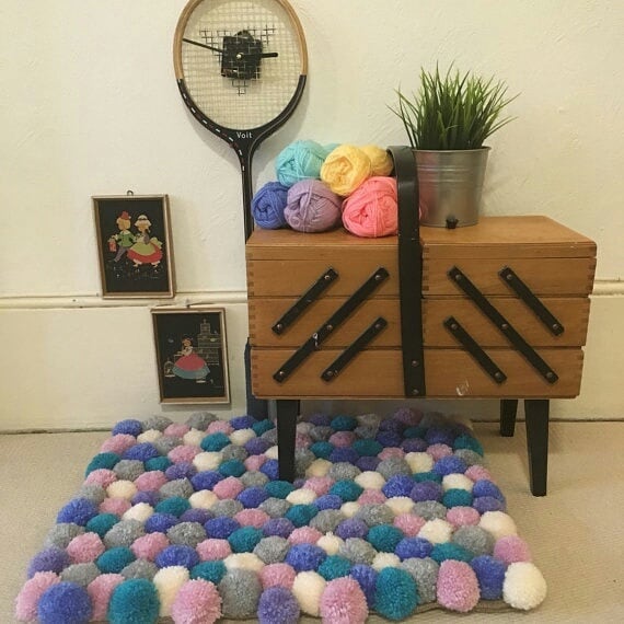 40 inspiraciones y tutoriales para hacer tu propia alfombra con pompones