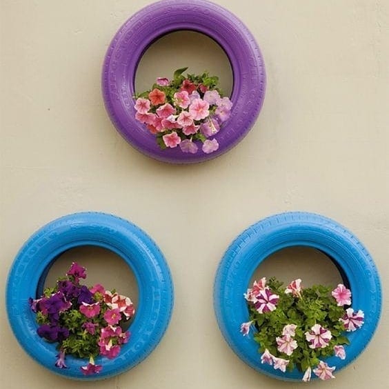 55 ideas de jardín con neumáticos para tener un rincón florido y sostenible