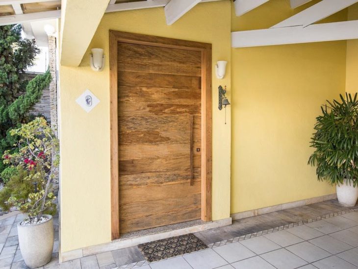 80 modelos de puertas de entrada de madera para transformar tu hogar