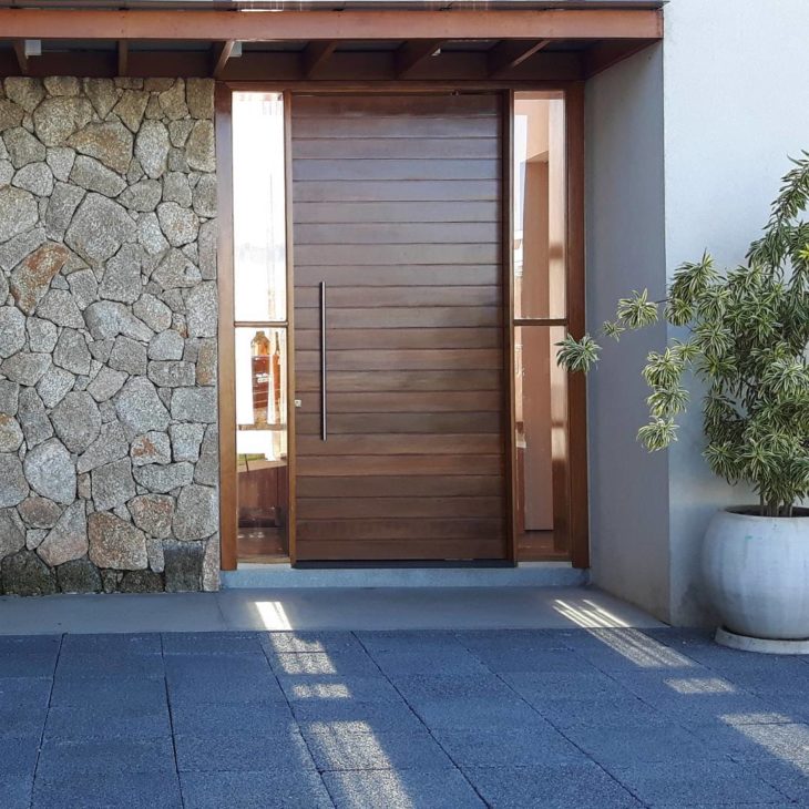 80 modelos de puertas de entrada de madera para transformar tu hogar