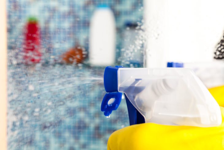 Cómo limpiar la cabina del baño en 8 sencillos e infalibles pasos
