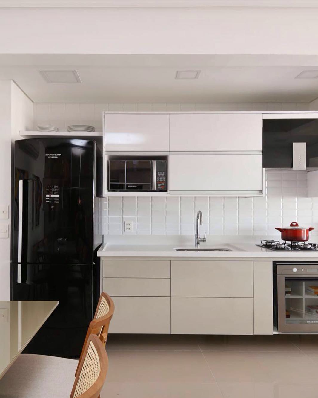 Nevera negra: aprende a decorar la cocina con esta llamativa pieza