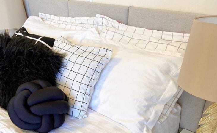 70 inspiraciones de almohadas de cama que realzarán la decoración