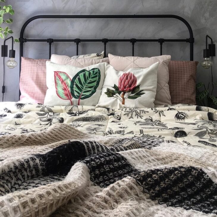 70 inspiraciones de almohadas de cama que realzarán la decoración