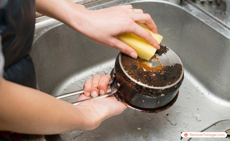 Cómo limpiar una sartén quemada: 11 métodos y consejos infalibles
