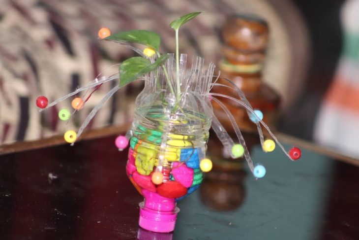 Florero de botella de PET: 65 ideas y paso a paso para una decoración sostenible