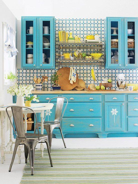 Foto: Reproducción / <a href="http://www.bhg.com/kitchen/cabinets/makeovers/low-cost-kitchen-cabinet-makeovers/?page=15&socsrc=bhgpin050112countrycabinets#page=28" target="_blank" rel="noopener">Mejores casas y jardines</a>‘></p>
<p><img decoding="async" class="size-grande wp-image-26736 b-lazy img-responsive img-responsive" width="1200" height="1600" data-class="LazyLoad" src="https://renovartuhogar.com/wp-content/uploads/2021/11/1637179260_659_El-adhesivo-para-baldosas-es-una-alternativa-para-renovar-ambientes.jpg" alt=