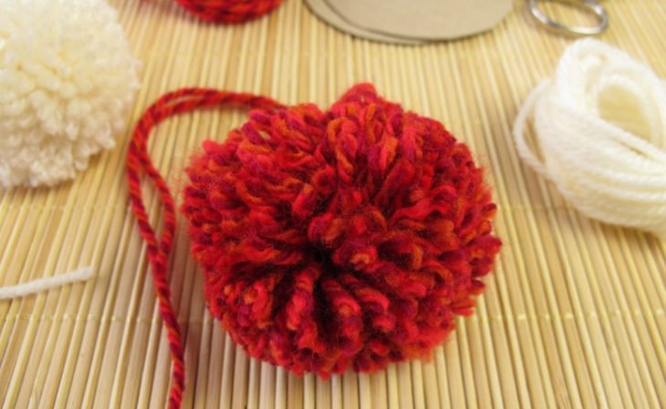 Cómo hacer pompones de lana: 8 formas sencillas y bonitas