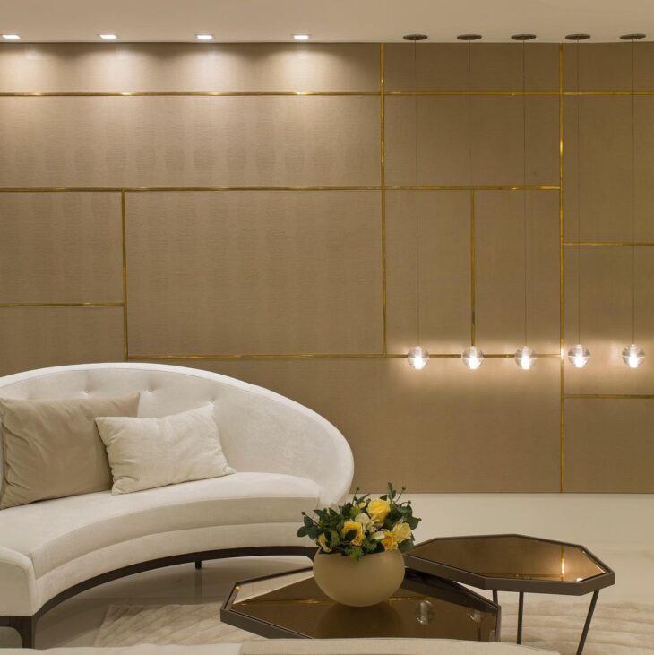 50 espacios con sofá curvo que inspirarán tu decoración
