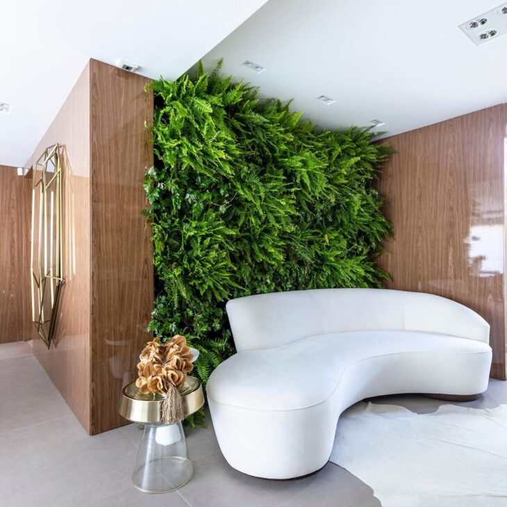 50 espacios con sofá curvo que inspirarán tu decoración