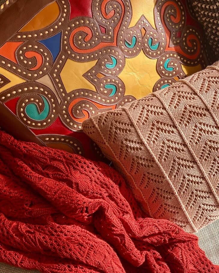 5 tutoriales de mantas de tejer para hacer tu hogar más acogedor