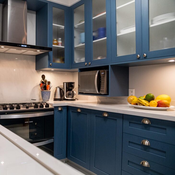 80 fotos de una cocina azul petróleo para sorprender con el color