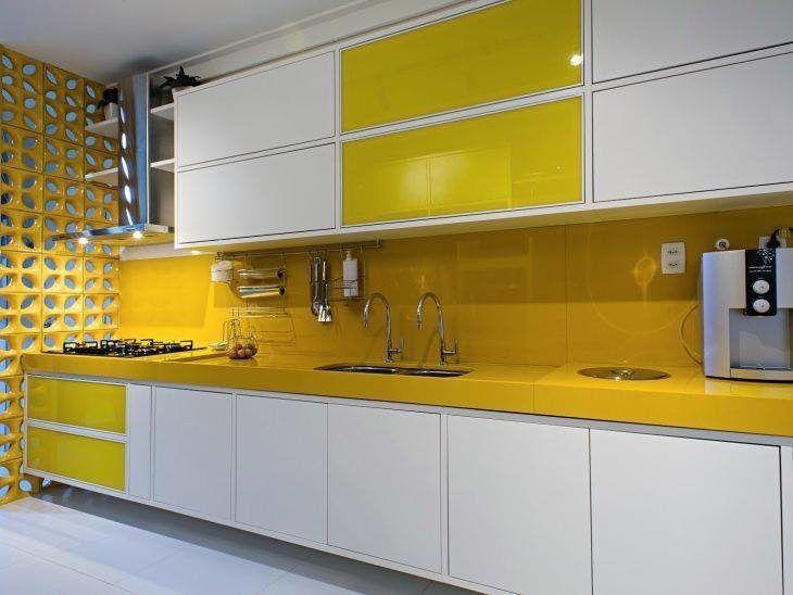 Pared amarilla: mira consejos para decorar espacios con este vibrante color