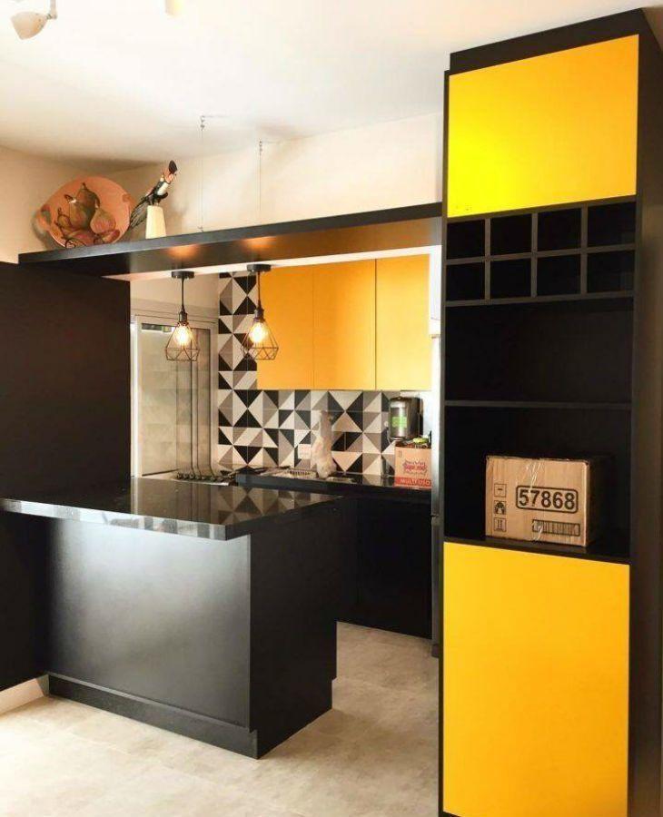Pared amarilla: mira consejos para decorar espacios con este vibrante color