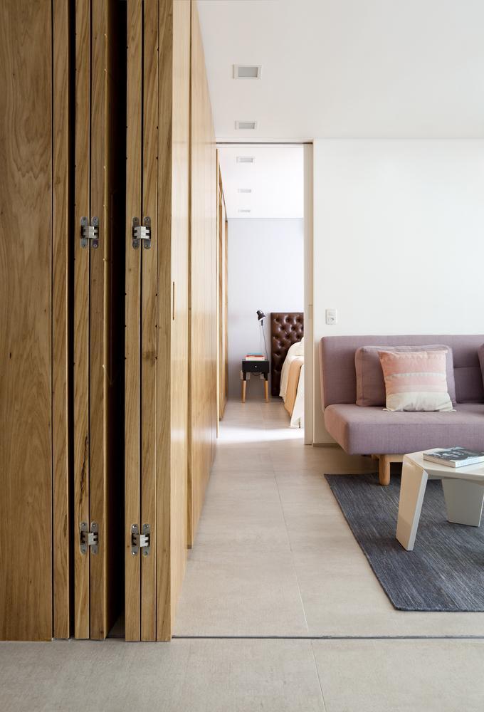 El apartamento integra ambientes para lograr un efecto de continuidad visual