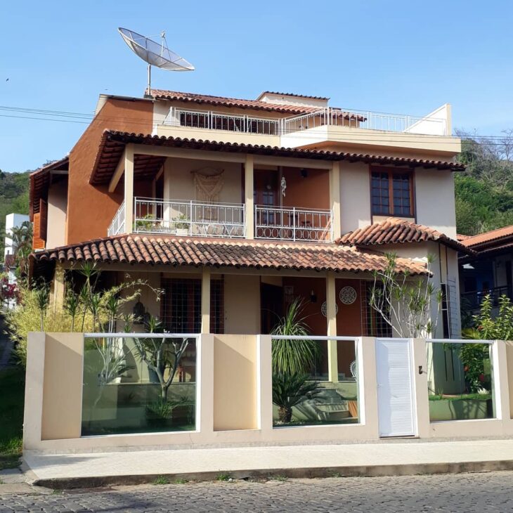 Fachadas de casas sencillas con balcón: 35 proyectos para montar la hamaca