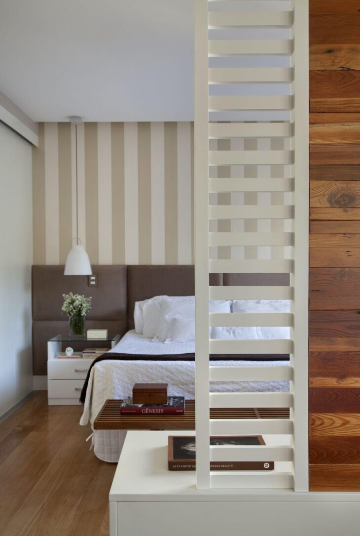 Idea de decoración para un apartamento contemporáneo con piezas de madera