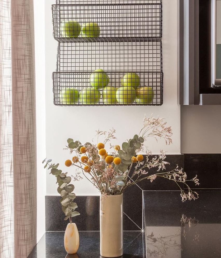 Adopta un frutero de pared para exponer la belleza de las frutas en la decoración.