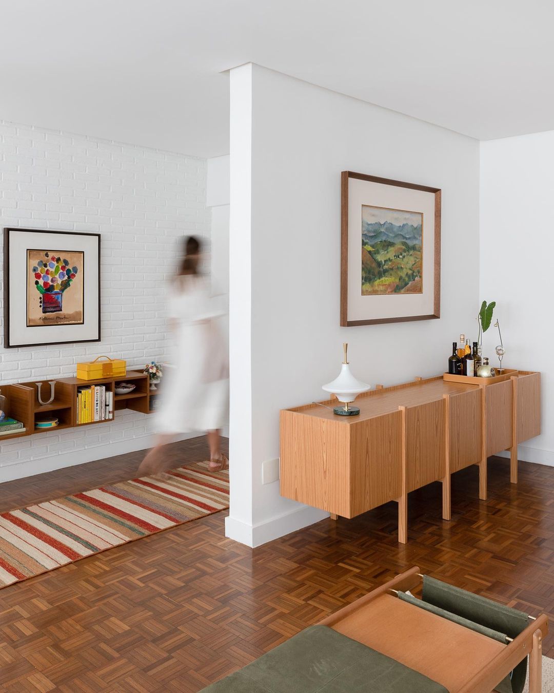 60 formas elegantes de instalar un aparador de pasillo en tu hogar