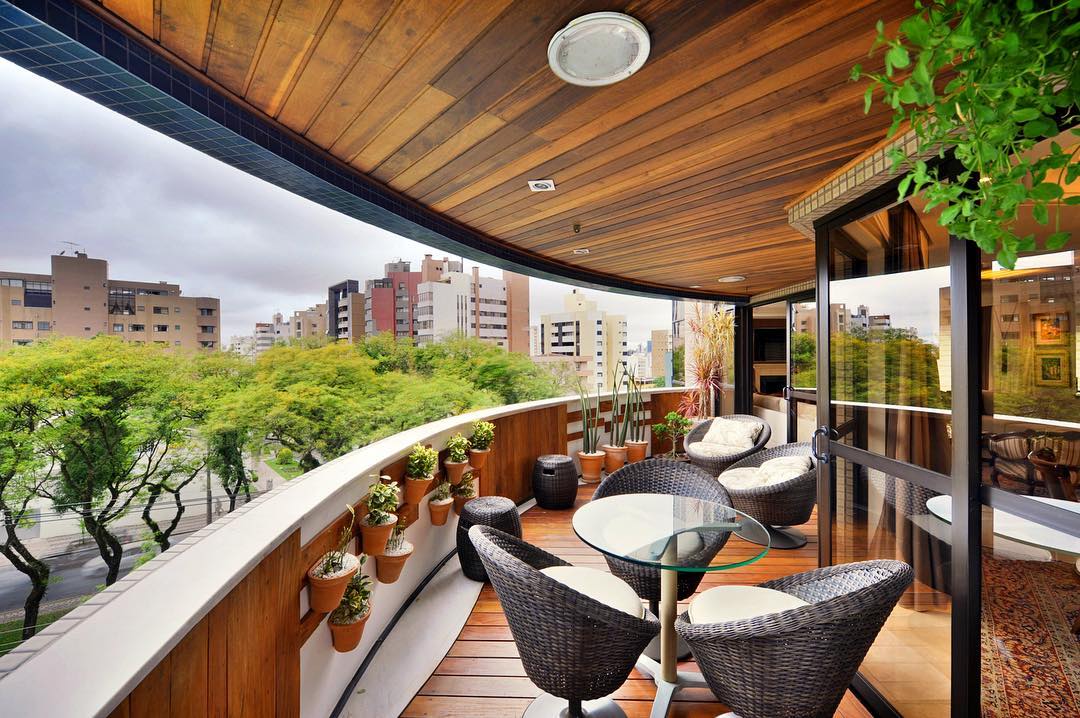 Balcón de madera: ideas acogedoras para decorar tu rincón