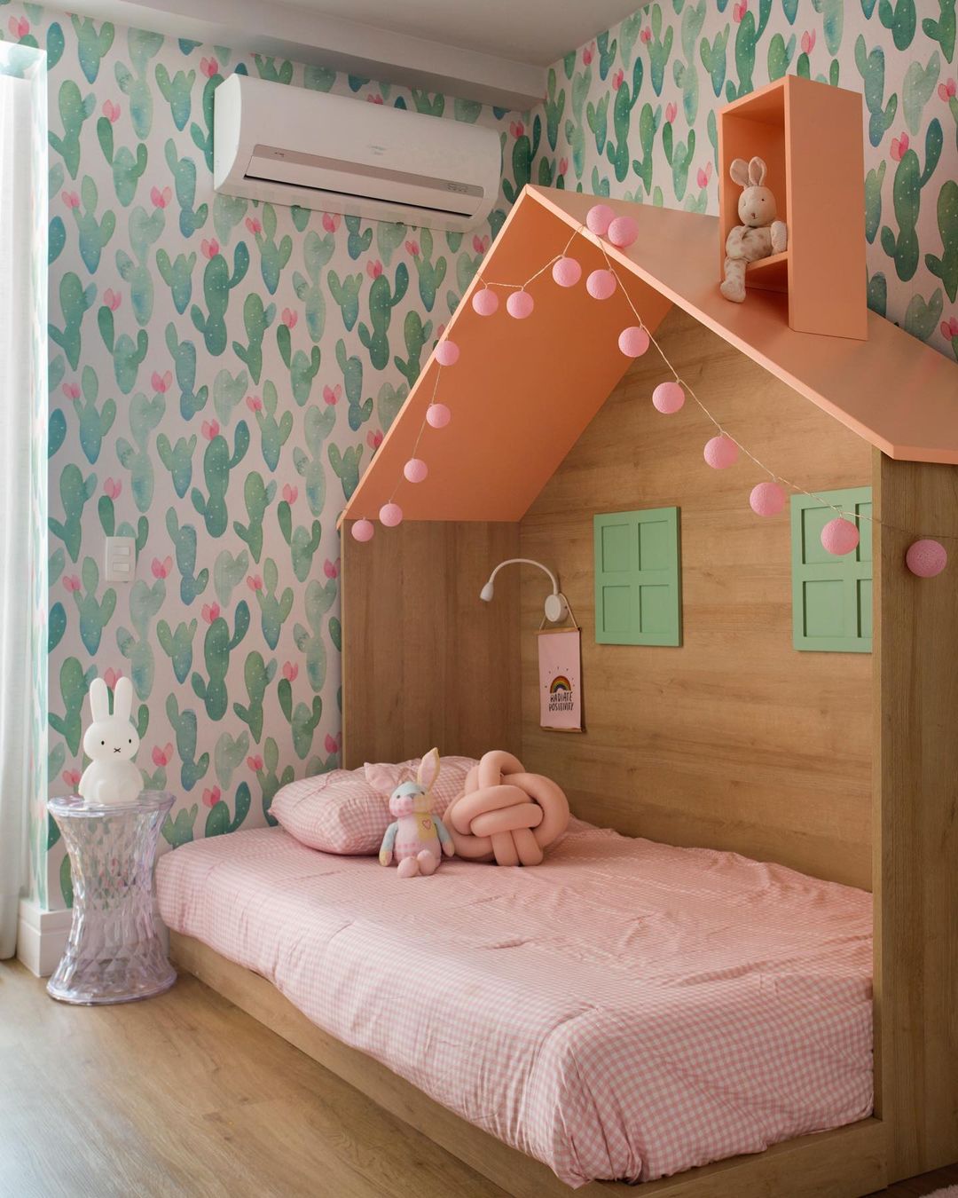 Papel pintado para la habitación de una niña: 75 proyectos que estimulan la creatividad