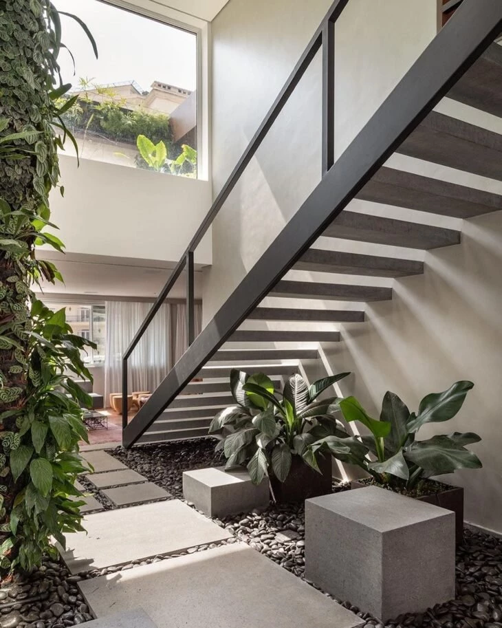 Consejos y 40 ideas para hacer un hermoso jardín debajo de las escaleras